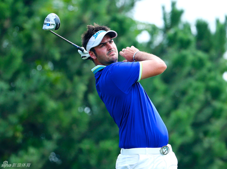 布雷特-德维特全力开球，身体扭转充满张力，仿佛所有能量都在此刻汇聚于杆头。