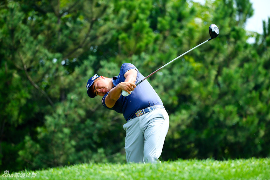 一位球员蓄力至满，展现大力开球的震撼瞬间，球杆因高速挥动而略显模糊。