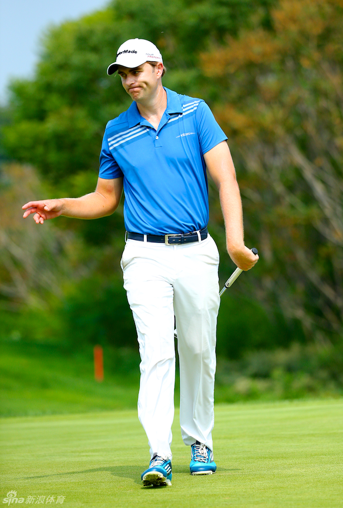 大卫·卢特鲁斯从容开球，姿态稳健，仿佛周遭的一切都凝固，唯有挥杆的韵律在流动。