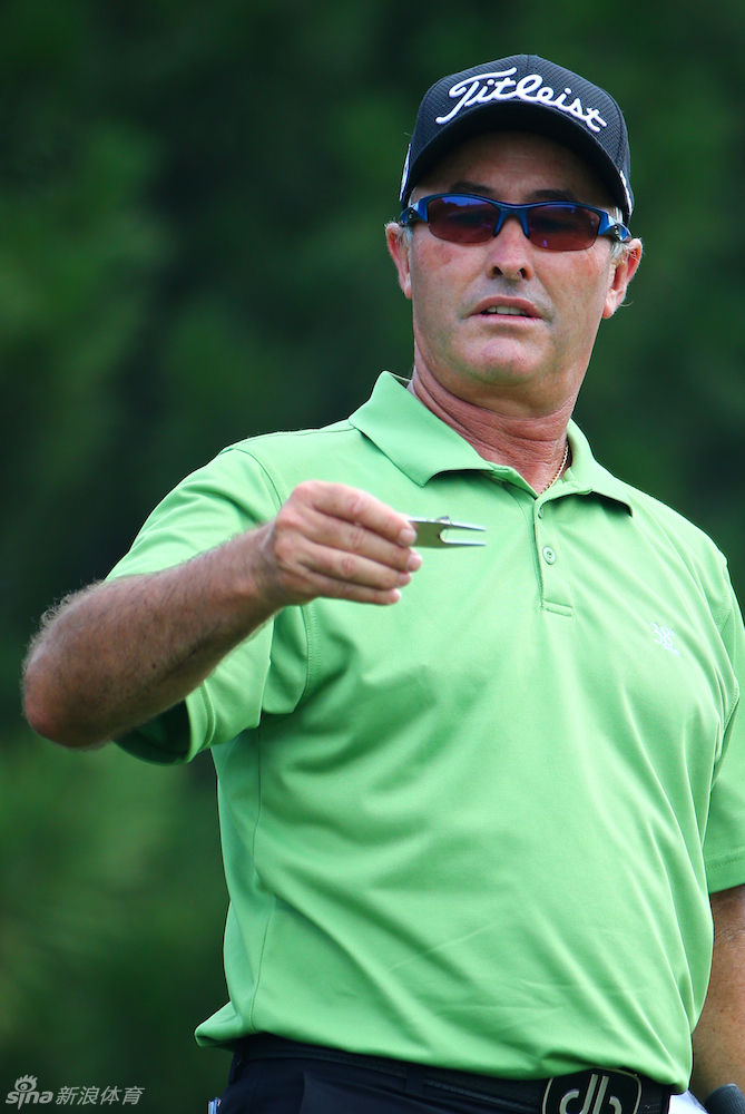 大卫·麦肯齐的经典挥杆侧写，从起杆到收杆的完整轨迹展现出教科书般的技术规范。