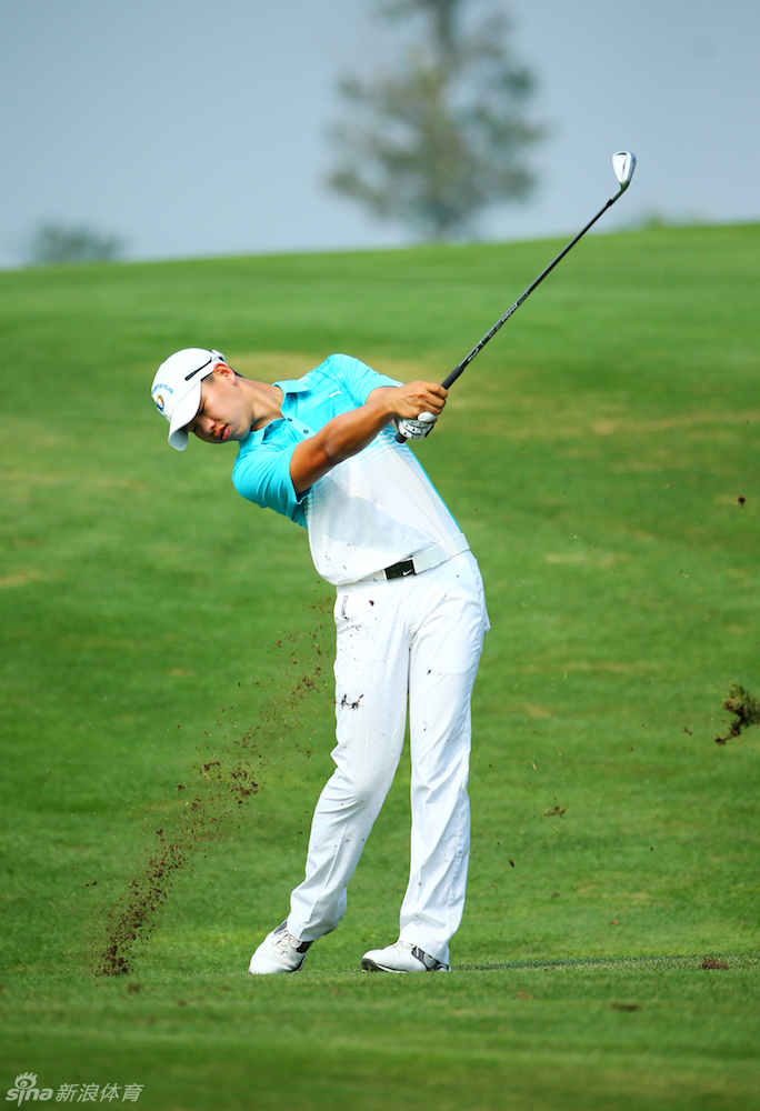 关天朗在比赛中凝神击球，年轻的面庞上写满了专注与超越年龄的沉稳。