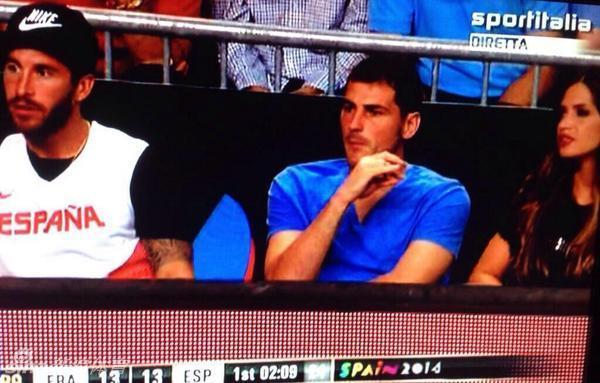 卡西携女友观战世界杯