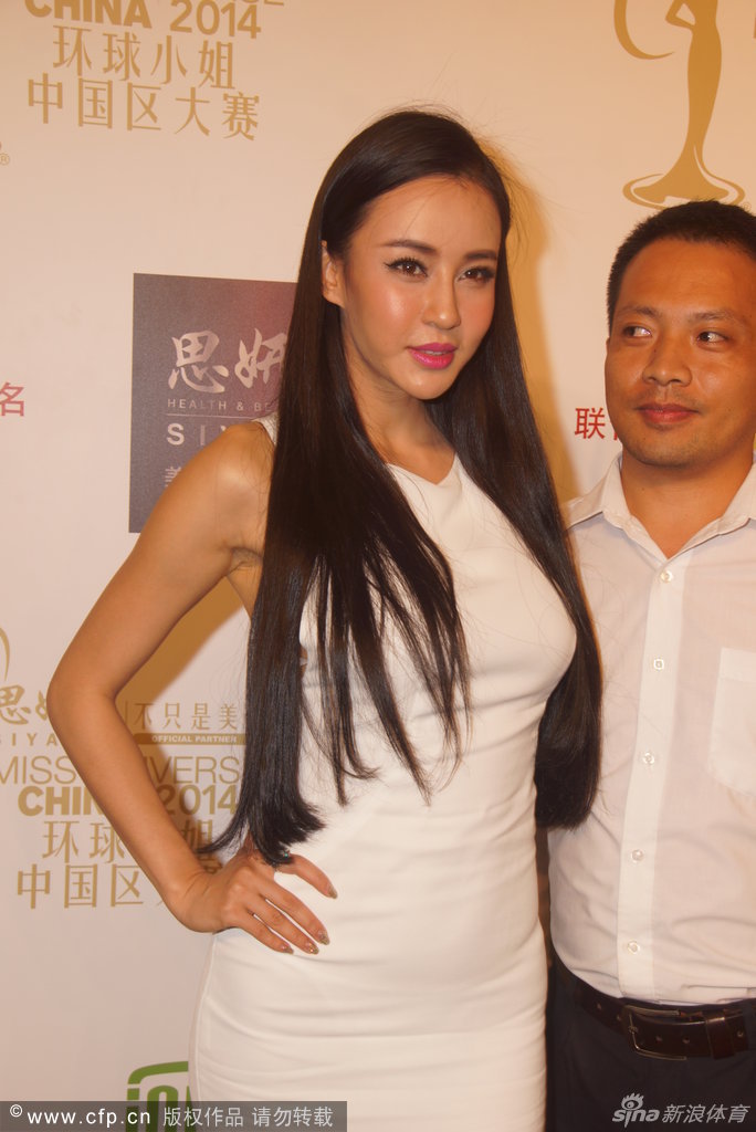 最美瑜伽教练母其弥雅着白色无肩小礼服秀美背