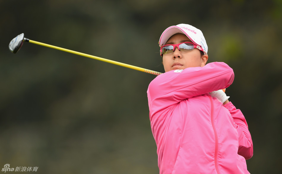 日本名将宫里美香优雅挥杆开球，白色小球在依云湛蓝的天空下划出完美弧线。