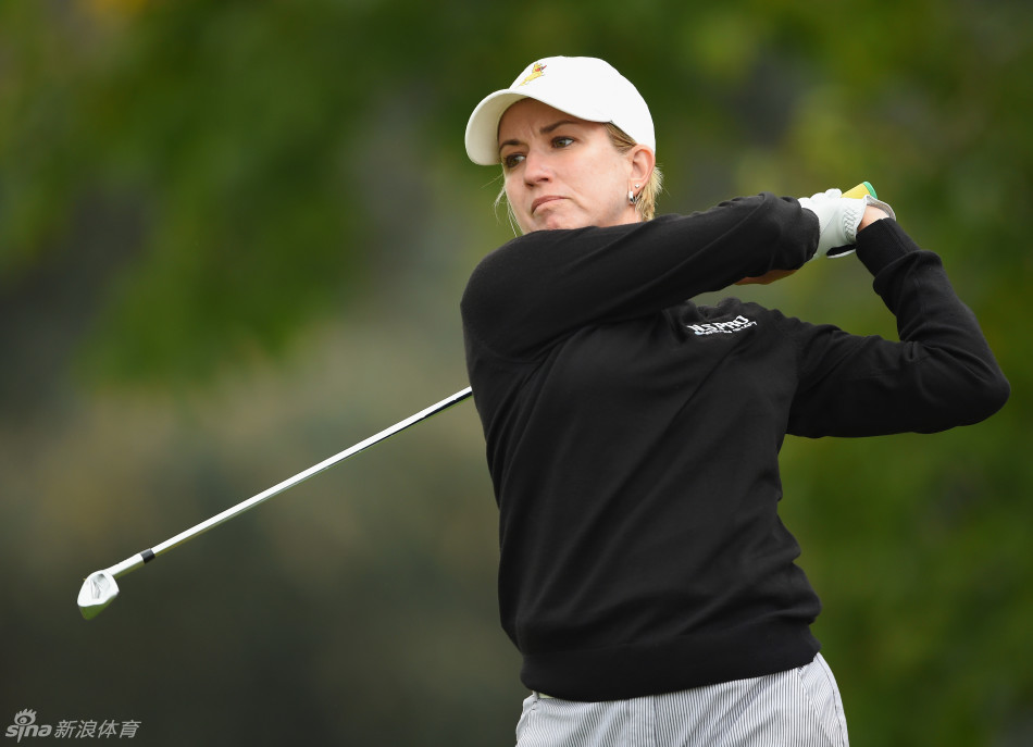 传奇球手凯莉·韦伯在依云锦标赛决赛轮开球，目光坚定，展现了对第八座大满贯奖杯的渴望。