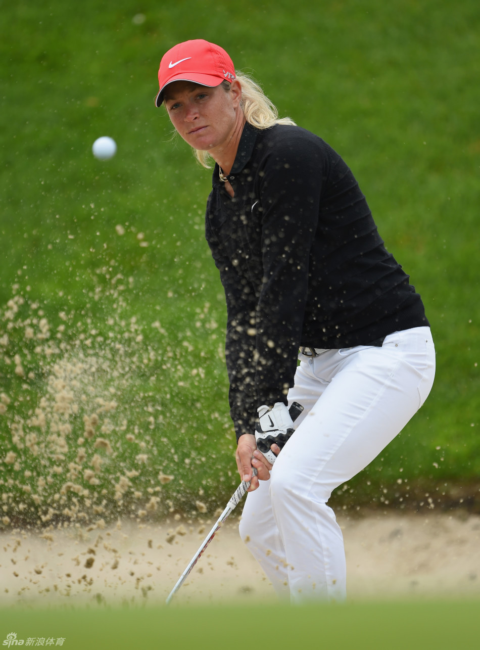 挪威卫冕冠军苏珊·佩特森在沙坑中展示精湛救球技巧，沙砾飞扬间尽显大满贯冠军风采。