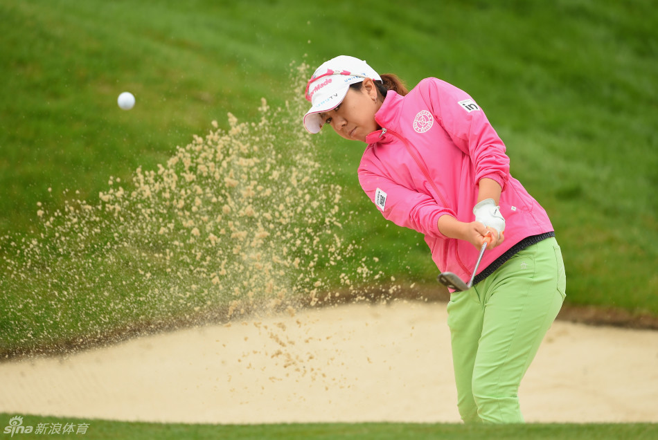 高尔夫天才少女高宝璟正专注地弯腰观察果岭推杆线路，稚嫩脸庞上流露出超越年龄的沉稳。