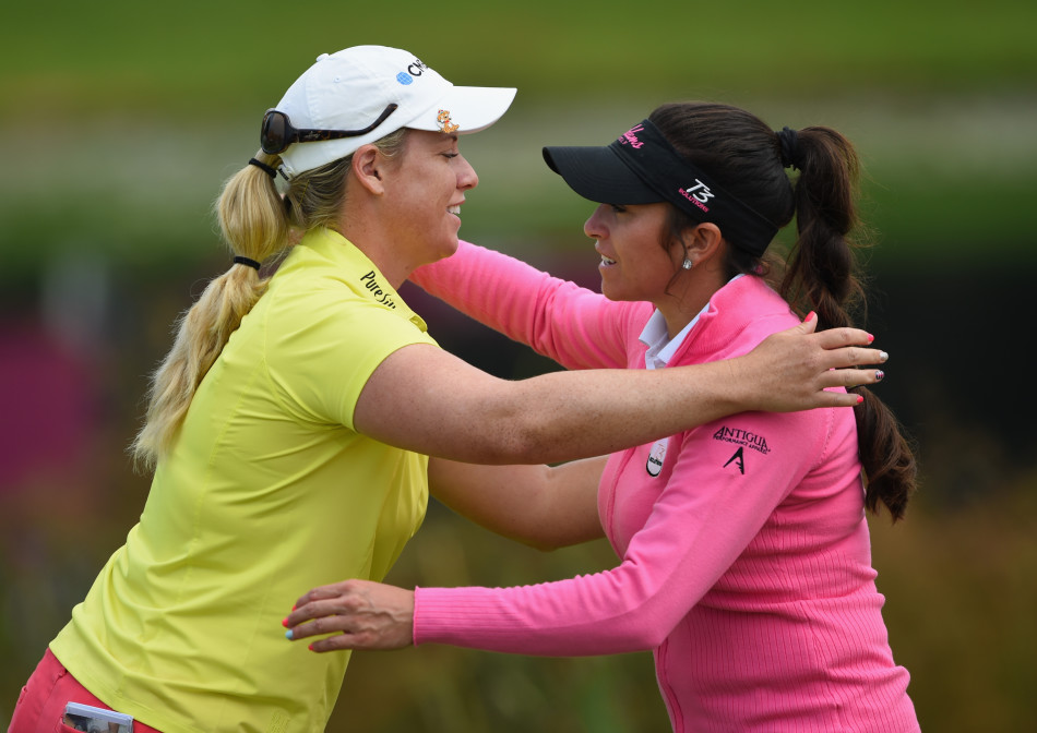 夺冠时刻，金孝周与身旁的球童激动庆祝，球童极具个性的发型也成为了这个经典画面的有趣注脚。