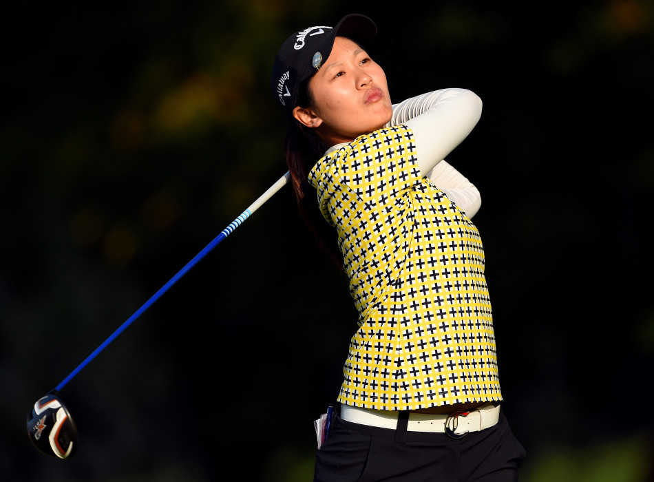 依云锦标赛决赛轮，韩国新星金孝周在第十八洞果岭凝神准备关键推杆，决胜时刻空气仿佛凝固。