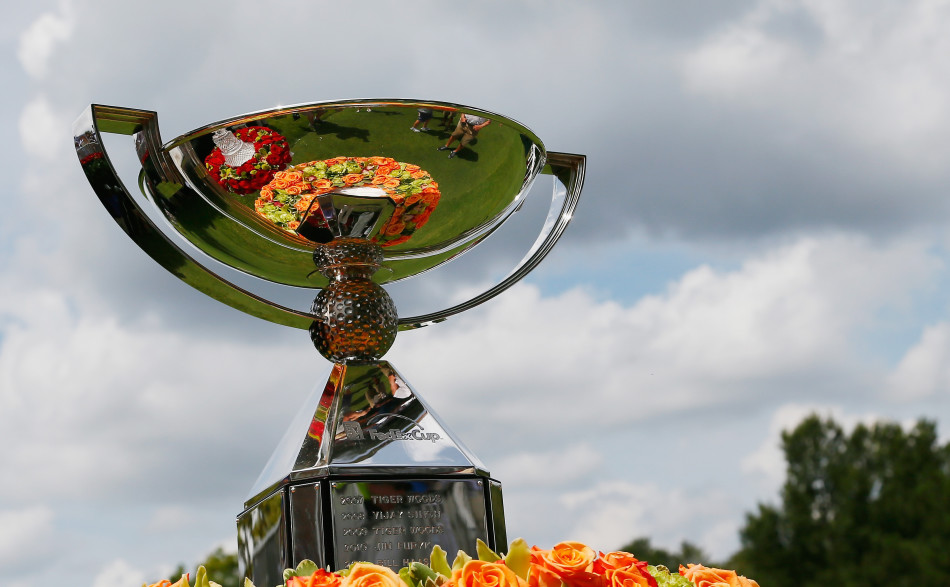 冠军奖杯在聚光灯下熠熠生辉，静候英雄，最终被巴巴·沃森以传奇般的方式捧起。