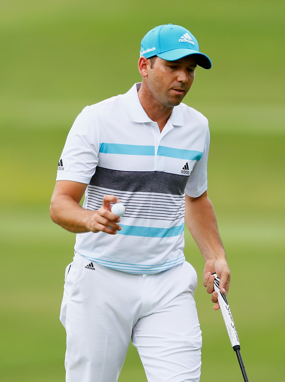 赛事现场，罗素·亨利认真聆听球童的建议，这一画面完美体现了球员与球童之间信任无间的伙伴关系。