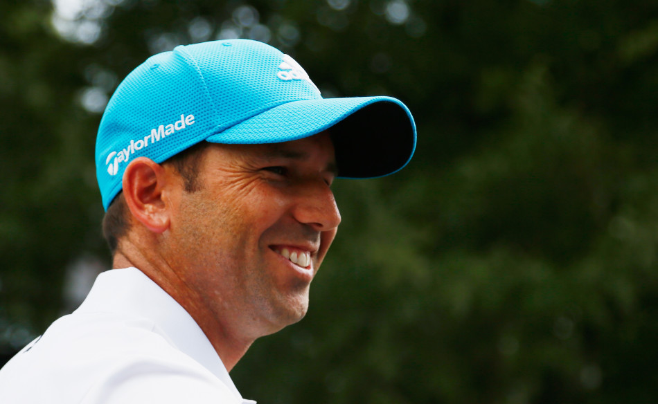 西班牙名将加西亚在比赛中展露标志性笑容，享受竞争的同时，也以优雅的风度诠释着高尔夫精神。