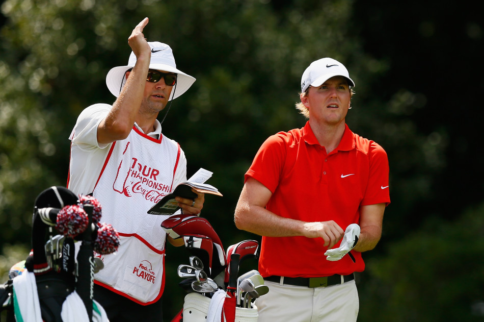 亚洲骄傲松山英树在发球台上优雅开球，动作流畅而充满力量，成为赛场上一道瞩目的风景。