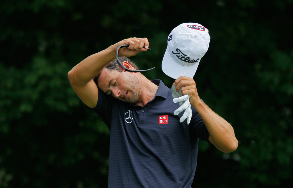 冠军加冕：身着象征至高荣誉的绿夹克，巴巴·沃森手持冠军奖杯向观众致意，奥古斯塔的阳光下尽显王者风范。