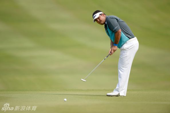 观众们聚集在果岭后方，聚精会神地观看选手推杆，表情随着小球滚动的路线而紧张或雀跃。