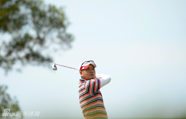 夕阳西下，球场的剪影格外美丽，一名选手独自行走在球道上，思考着明日的决战策略。