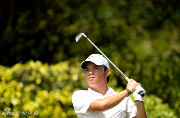 冠军奖杯在展示台上熠熠生辉，静候明日最终胜利者的到来，象征着至高无上的荣耀。