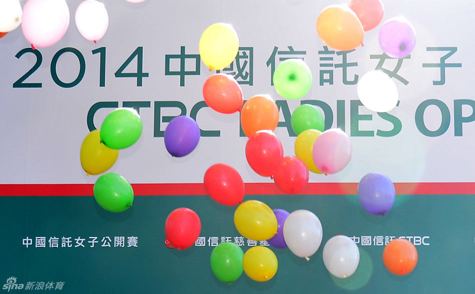 台北东方高尔夫会所全景，现代建筑与翠绿球道交相辉映，蓝天白云下尽显奢华与宁静