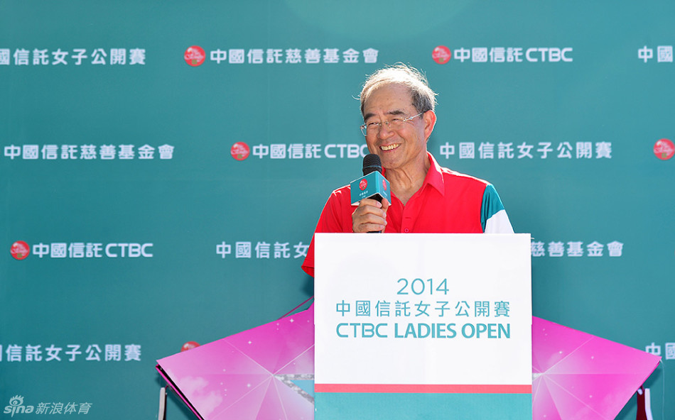 东方高尔夫总经理郭秋琳与球员亲切交谈，氛围轻松专业，背景绿草如茵