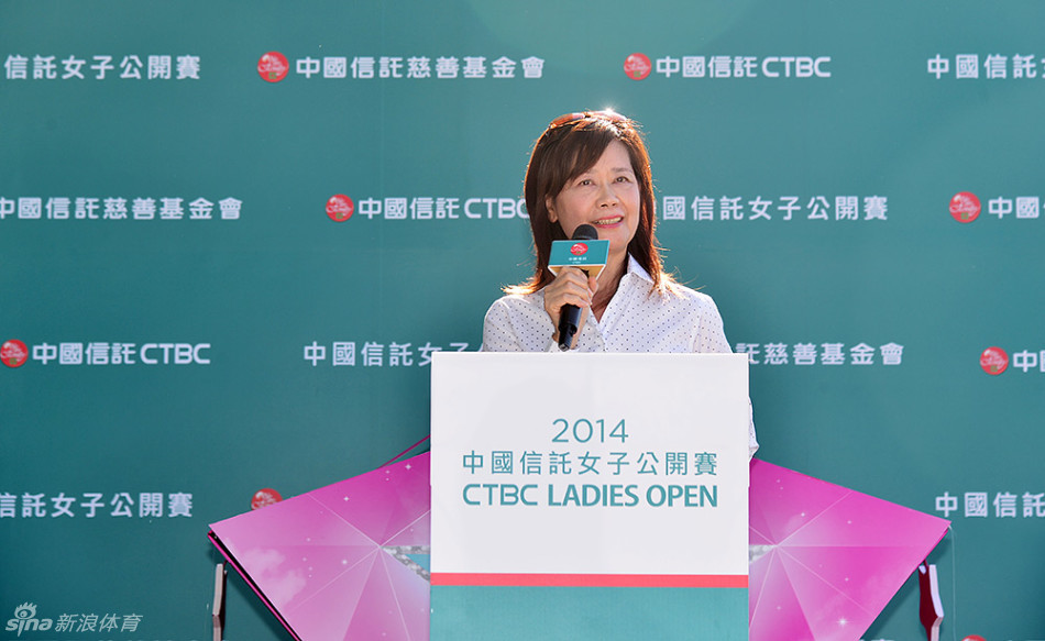 陈国世先生致辞风采，手持话筒神情坚定，背后旗帜飘扬，尽显领袖气质