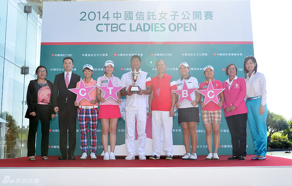 台北东方会所典雅一角，夕阳余晖洒在露台与座椅上，充满静谧与高级感