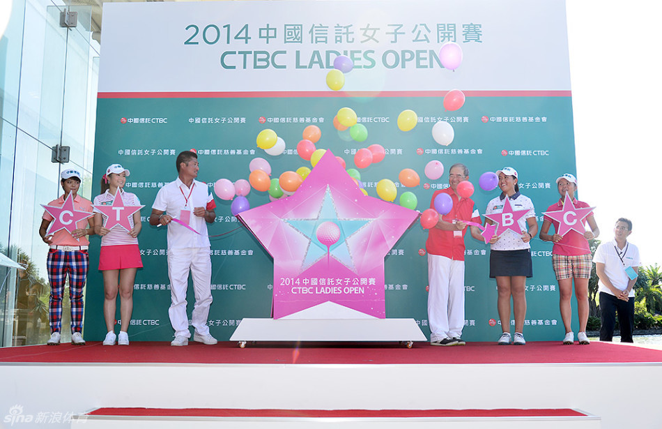 彩色气球集体放飞瞬间，漫天斑斓气球如梦幻般升空，映衬着人们喜悦的脸庞