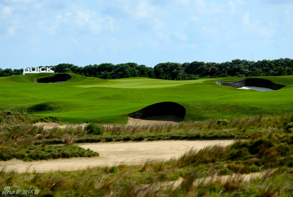 14号洞果岭全景：晨曦中的翡翠舞台，球道线条如丝绸般铺展向远方