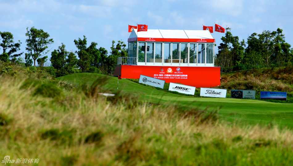 18洞嘉宾帐篷区：白色帆篷如云朵栖息绿地，营造出典雅而闲适的观赛空间