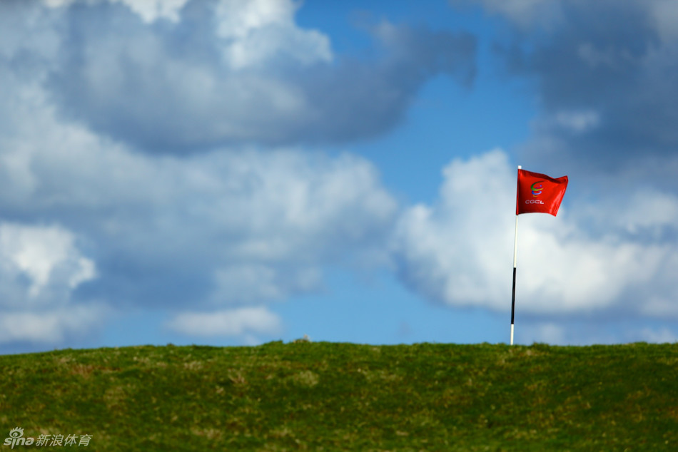 别克展车静卧绿茵：流光溢彩的车身与自然草场交织成现代与经典的对话