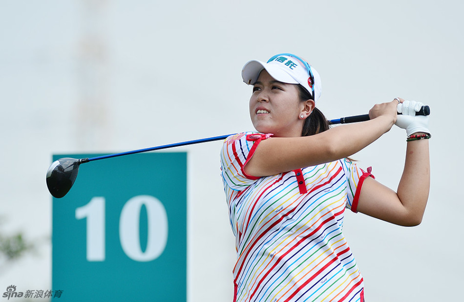 潘艳红身着标志性红格子裤专注备战,严谨态度与鲜明风格相得益彰