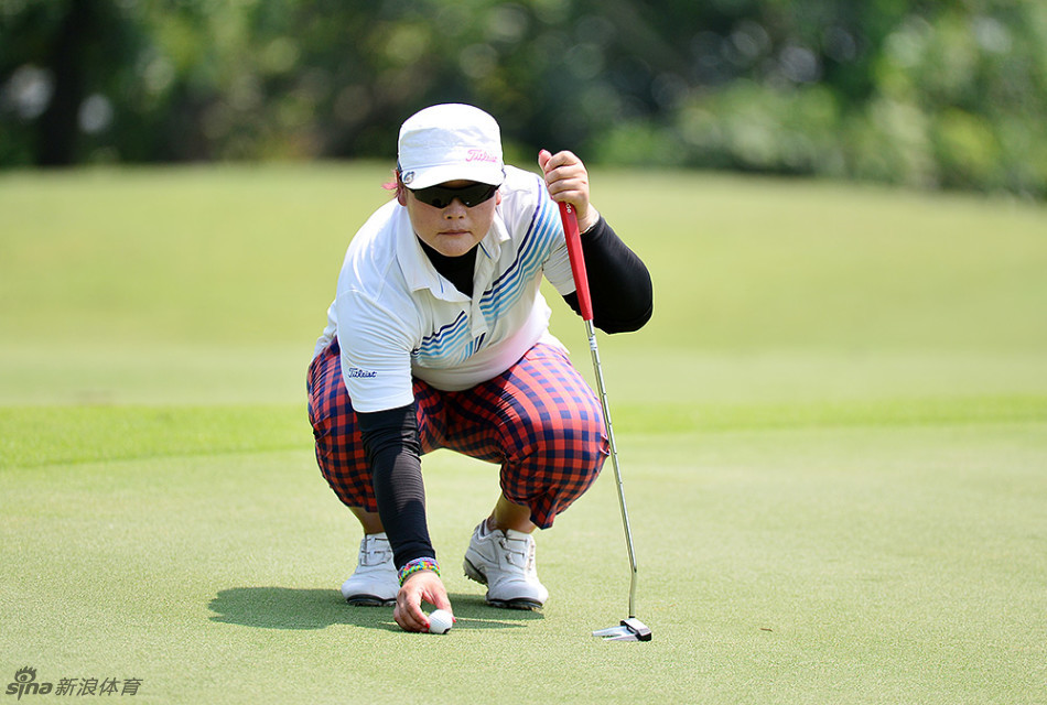 谭原准备开球前全神贯注,整个球场都在等待那一声清脆的击球