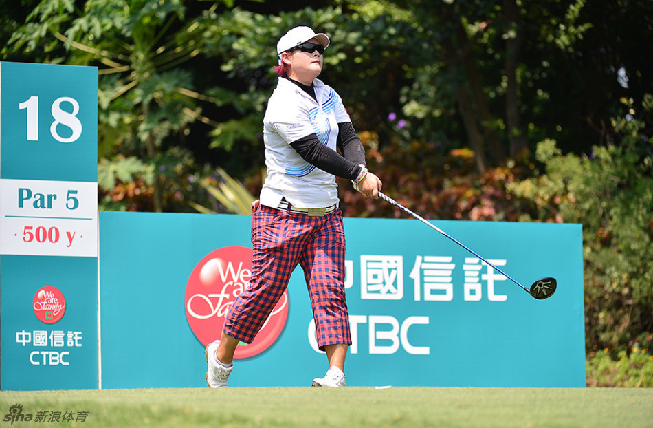 尚林艳与当地球童并肩而立,胜利的喜悦由两人共同分享