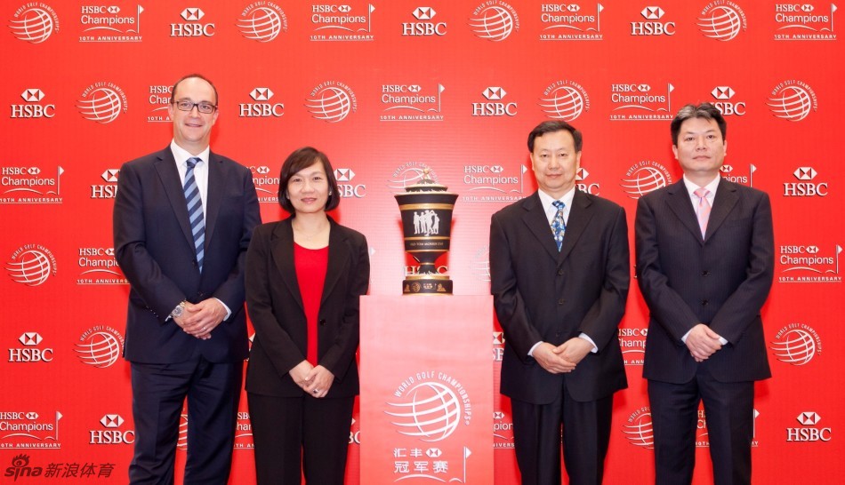 汇丰全球赞助总监莫嘉乐与赛事官员共同举起熠熠生辉的冠军奖杯，标志着十周年赛事盛大启幕。