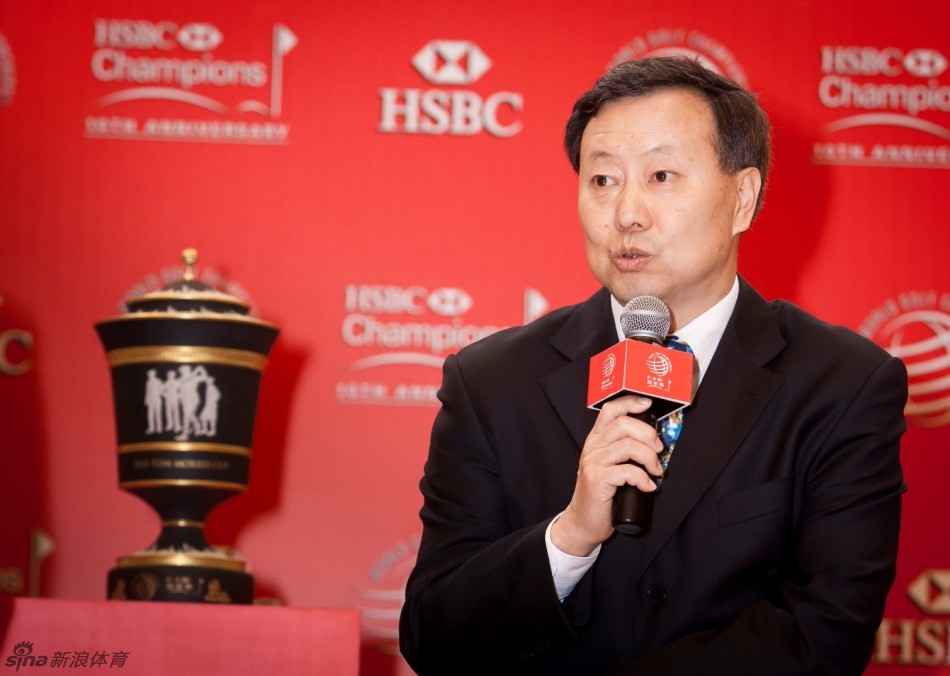 汇丰银行（中国）行长黄碧娟女士面带微笑与媒体交流，分享汇丰助力中国高尔夫成长的商业理念与人文情怀。