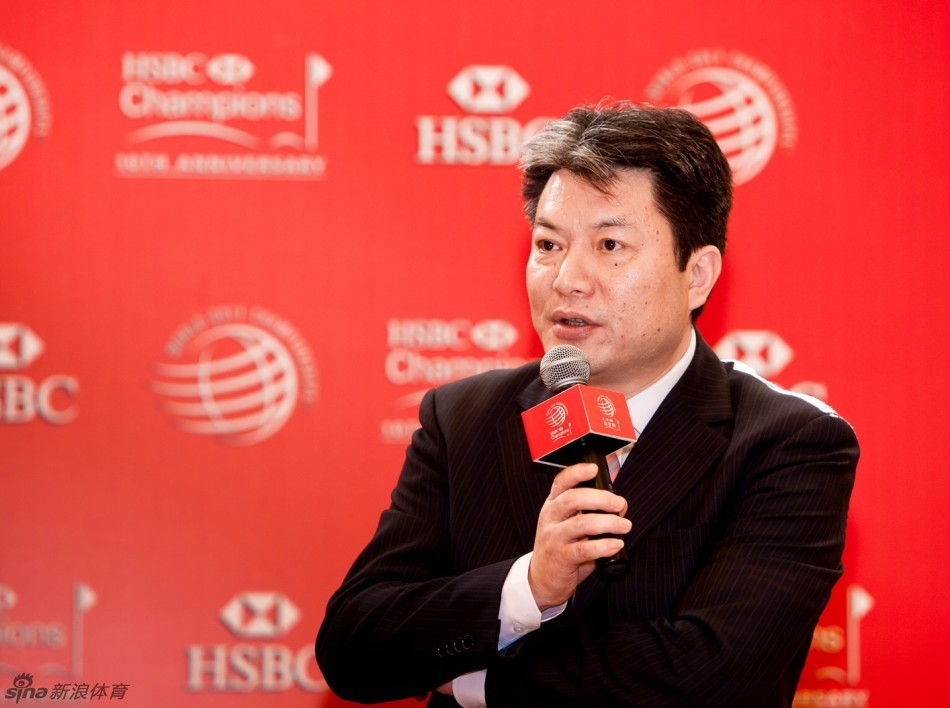 晶莹璀璨的老汤姆·莫里斯冠军奖杯静置于台前，等待着本届赛事的英雄将其高高举起。