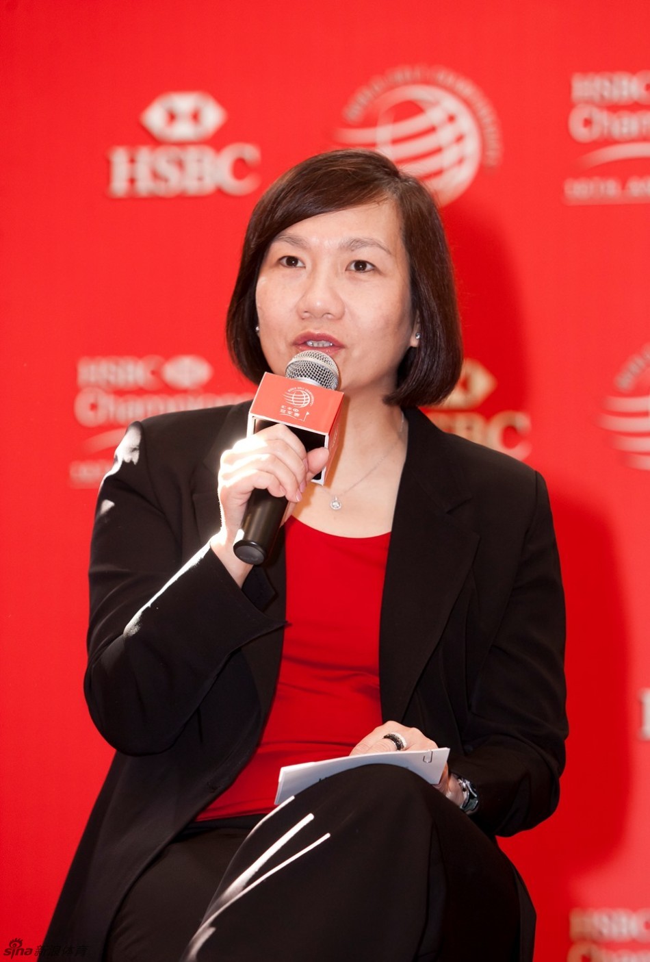 与会嘉宾们齐聚在冠军奖杯后合影留念，象征着各界力量同心协力，共铸中国高尔夫辉煌未来的坚定决心。