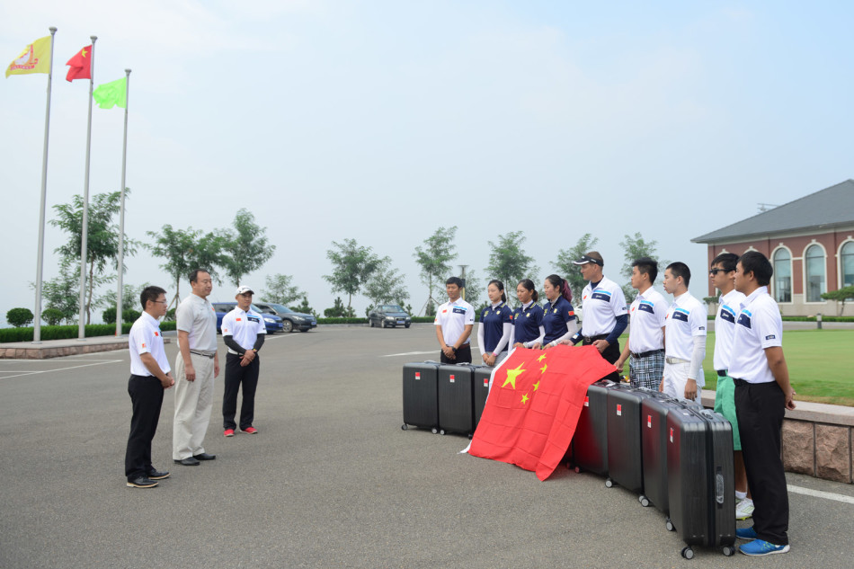 运动员们神情庄重，右手握拳庄严宣誓，背景中的国旗与横幅让这一刻显得无比神圣，彰显了他们维护体育纯洁的决心。