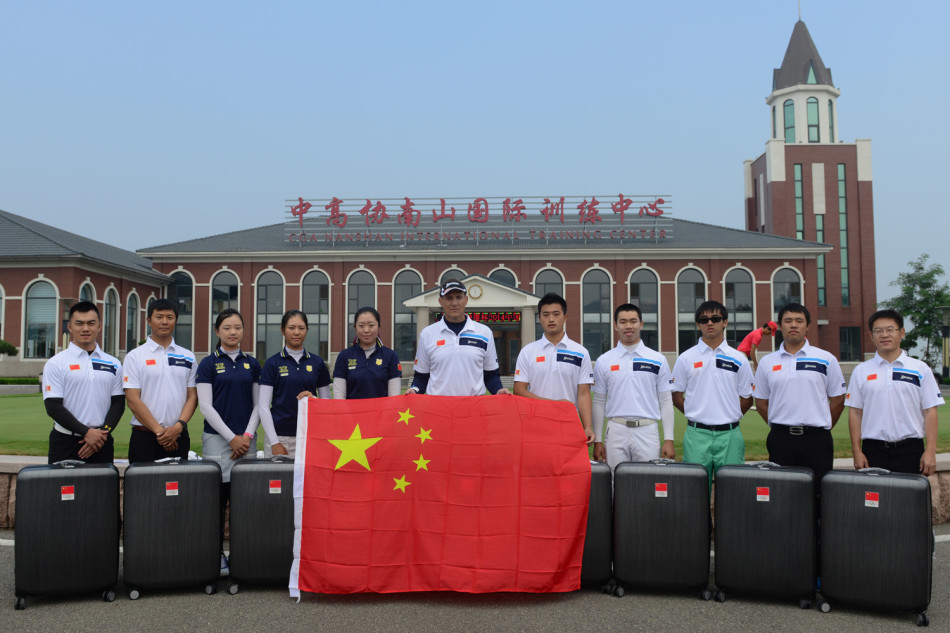 中国高尔夫球队全体成员与教练在练习果岭前并肩站立，队伍整齐，一张张年轻的面庞上写满了对亚运征程的坚定与期待。