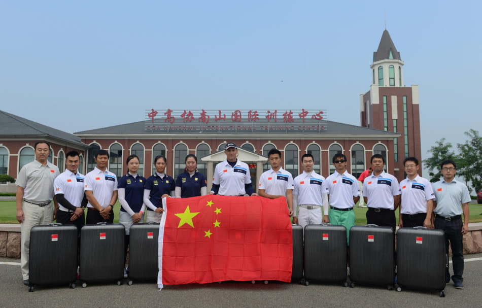 国家队及中高协领导与运动员们亲切合影，领导们面带微笑寄予厚望，年轻队员们手持崭新的国家队装备，象征着传承与托付。