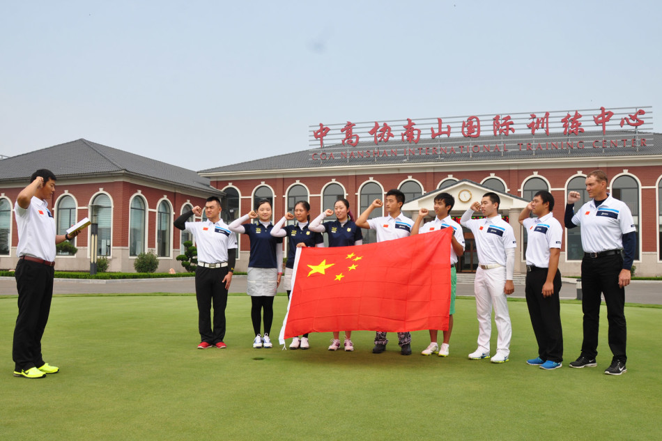 新任男女队长张进与叶子琪站在队伍中，与队友们一同展示崭新的国家队装备，队长袖标意味着额外的责任，他们的眼神沉着而坚定。