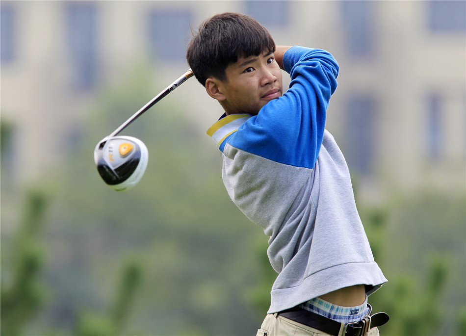 一位女球手在全神贯注地推杆，她的身影与广阔的球场融为一体，构成了一幅动与静结合的画面