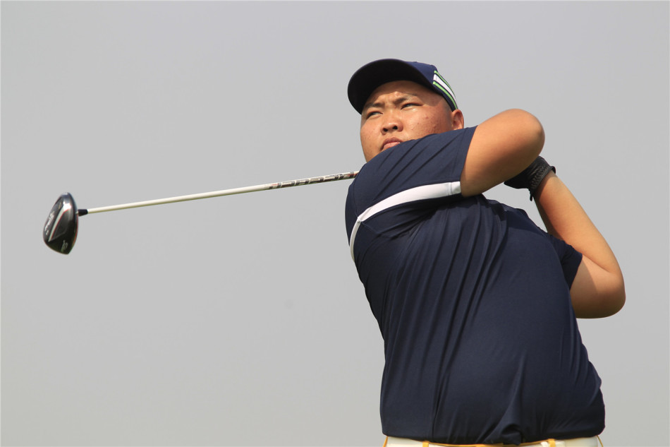 球员完成一次漂亮的挥杆后，球童与其并肩前行，走向下一个击球点，展现了团队协作的精神