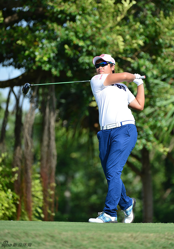 亚运双金王黄玉珍手持推杆，神情沉稳而自信，冠军的气场与从容的风度自然流露。