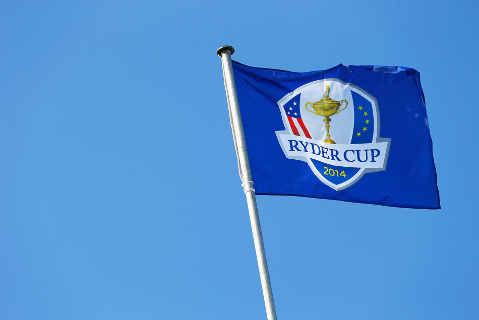 巨型电子记分板在阳光下静静矗立，空白的对阵表如同未完成的史诗篇章，等待着用胜利的蓝色或红色来填满。