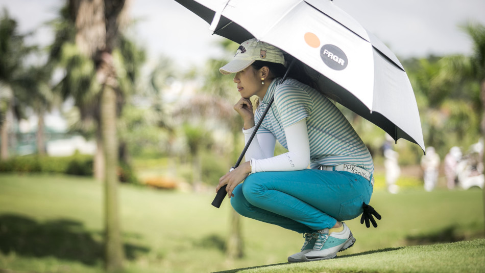 球员们满面春风，在精致的签到板前愉快交流，正式拉开了高尔夫欢聚日的序幕。