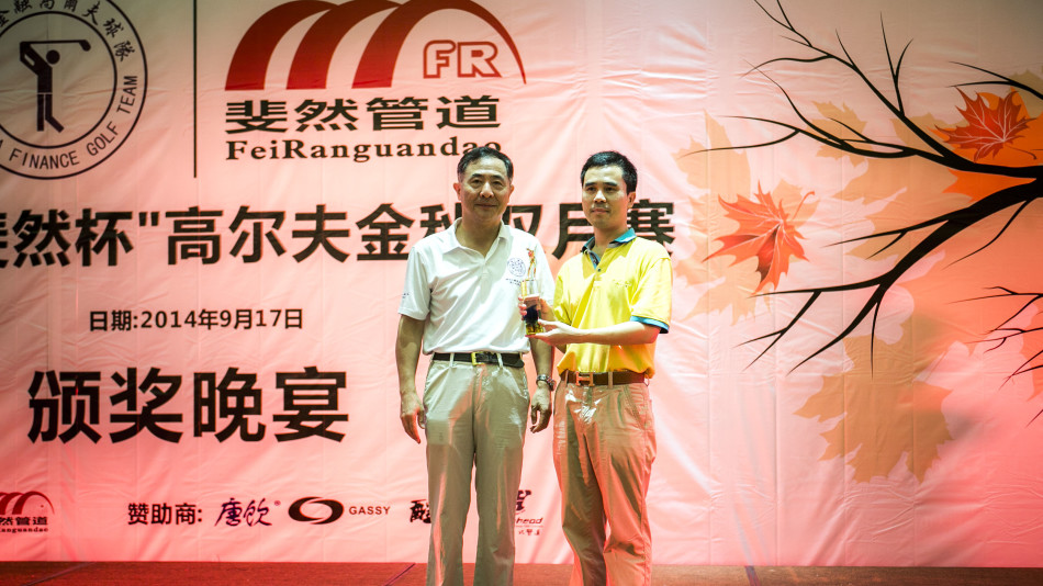 全体参赛队员与嘉宾在草坪上并肩而立，留下了一张阵容强大、笑容满溢的珍贵大合影。