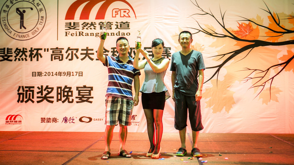 活动圆满结束，几位最佳搭档互相搭着肩膀，在暮色中留下充满友谊与默契的温馨剪影。