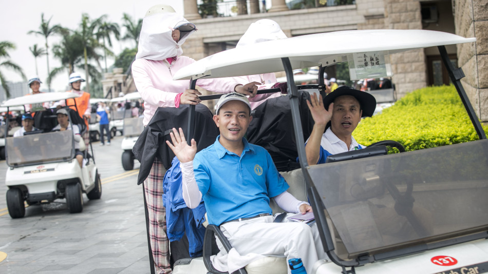 一位队员在晚宴舞台上倾情献唱，台下队友们纷纷举起手机记录，化身热情的歌迷。