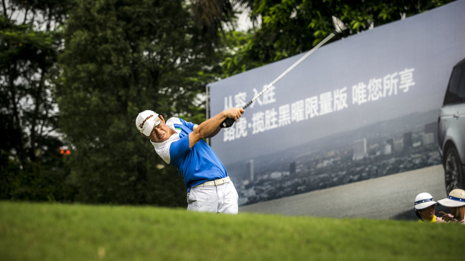 几位队员在镜头前做出夸张搞笑的动作和表情，瞬间点燃了现场的欢乐气氛。