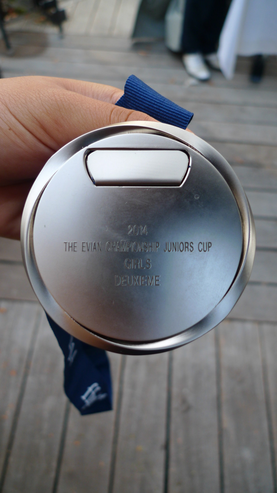 杜墨含在练习果岭上全神贯注地练习推杆，身体的曲线与球杆形成完美角度，静谧中蕴藏着爆发力。